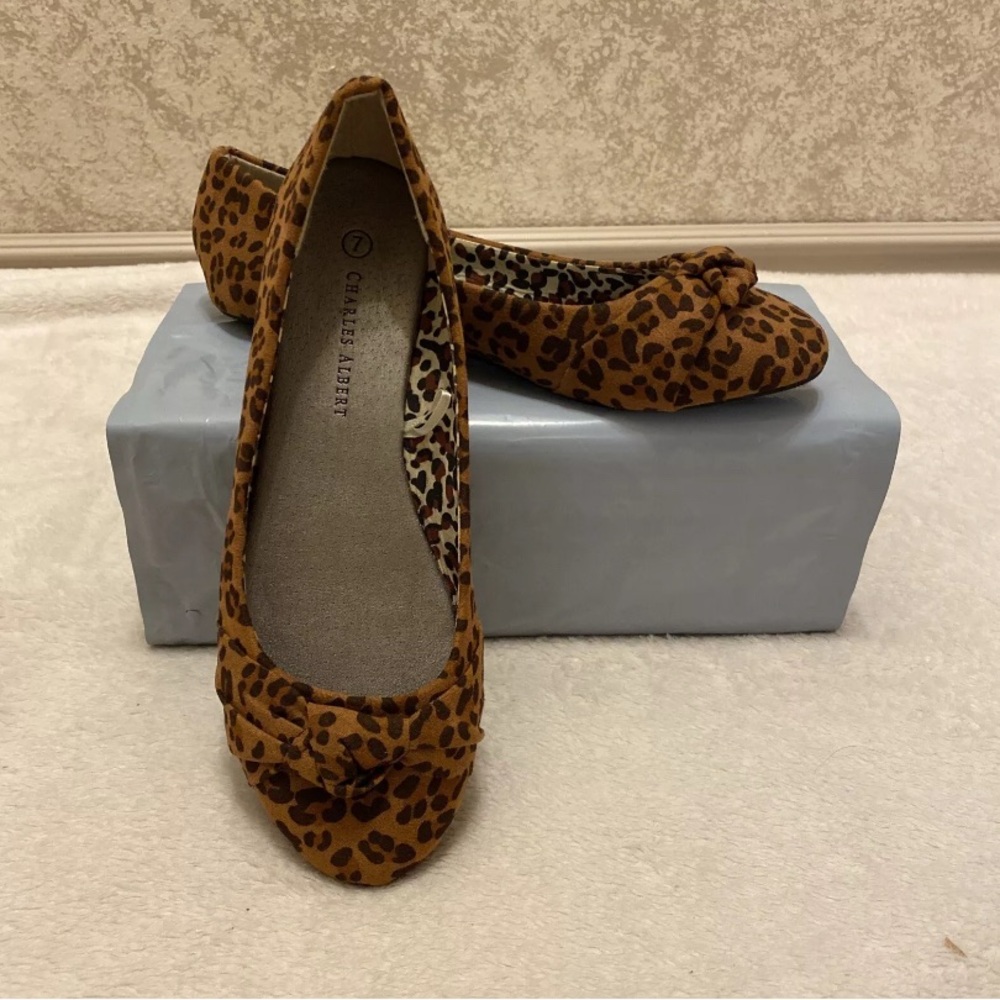 Charles Albert Women's Brown Leopard Flats